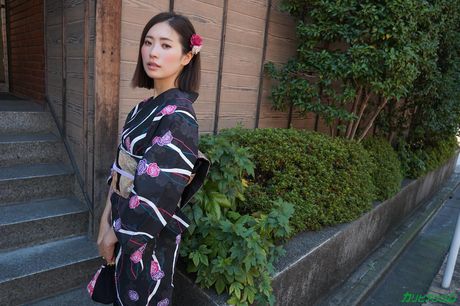 亞洲少女 Yui Shinjo 身穿和服，陰道被雞巴塞滿