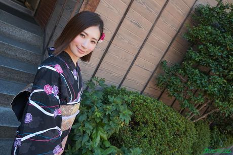 亞洲少女 Yui Shinjo 身穿和服，陰道被雞巴塞滿