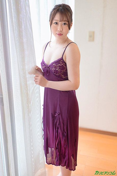 亞洲女孩 Aya Tanaka 被一個淫蕩的男人舔陰和乾