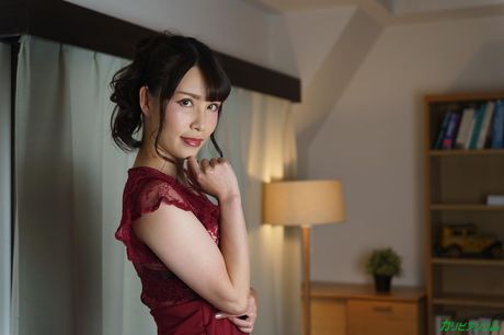 Asiatisk pige Nana Kamiyama tager det hele af før en vaginal indsættelse