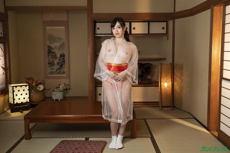 亞洲女按摩師 Mai Shirakawa 被淫蕩的顧客射在陰戶裡