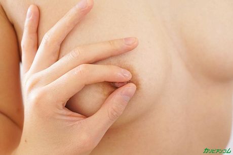 Lænende asiatisk babe Hana Aoyama får sin fisse kneppet i brusebadet