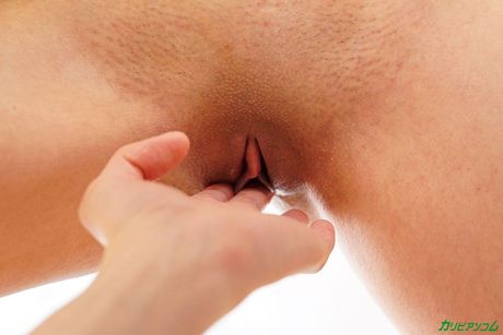 Lænende asiatisk babe Hana Aoyama får sin fisse kneppet i brusebadet