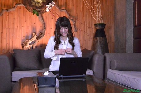 Asiatisk covergirl Mai Shirakawa får en creampie efter en fuck