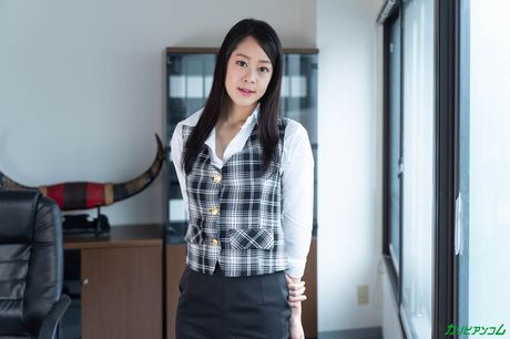 亞洲寶貝 Eri Saeki 在一次激烈的性愛後被內射