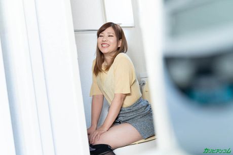 Asiatisk skønhed Hikari Endo får sin fisse slikket og kneppet