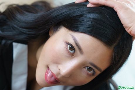 亞洲女孩 Emiri Momota 在飯店房間裡被丈夫幹