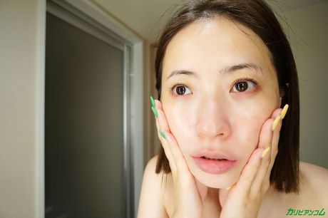 亞洲寶貝 Yui Shinjo 的陰部被一個淫蕩的男人舔舐和操弄