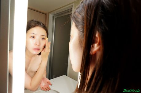 亞洲寶貝 Yui Shinjo 的陰部被一個淫蕩的男人舔舐和操弄