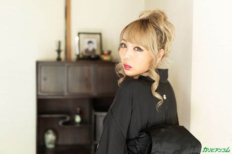 金髮亞洲寶貝 Runa 在激烈的性愛後被內射