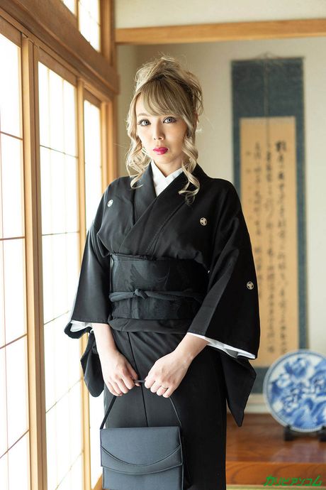 金髮亞洲寶貝 Runa 在激烈的性愛後被內射