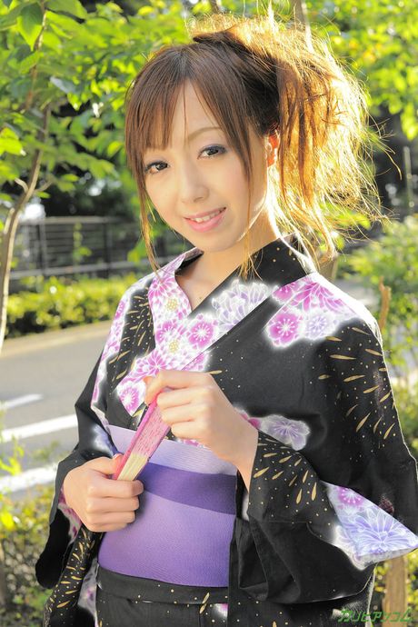 Asian stunner Anri Hoshizaki gets her hairy pussy fucked by a horny guy