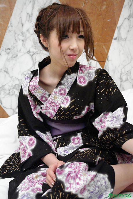 Asian stunner Anri Hoshizaki gets her hairy pussy fucked by a horny guy