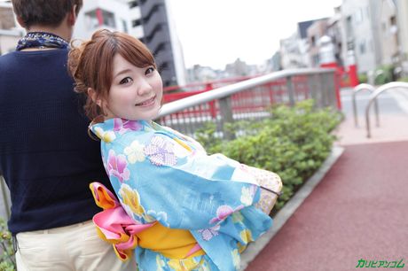 アジア人の女の子、本山真理は熱いセックスの後に中出しされる