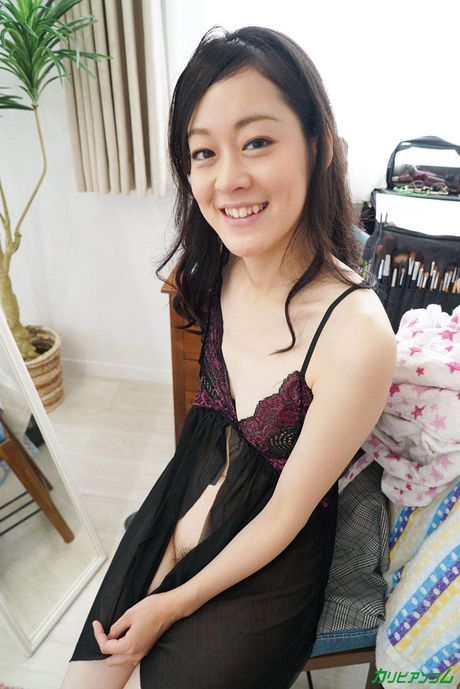 大胸部亞洲寶貝 Eri Saeki 的陰部被猛幹