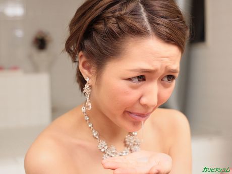 Asiatisk mor Mai Yoshino får sin twat fyldt med en pik i en sauna