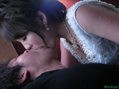 亞洲熟婦 Mio Kuroki 在一次激烈的性愛後將她的大奶子射在了內射中