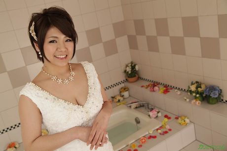 亞洲熟婦 Mio Kuroki 在一次激烈的性愛後將她的大奶子射在了內射中