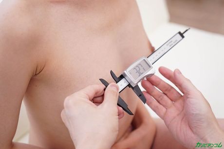 アジアのポルノスター、南愛がソロで完璧なお尻とオマンコを披露