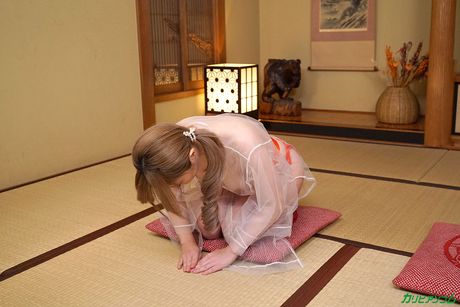 亞洲女按摩師櫻木莉諾在按摩過程中被內射