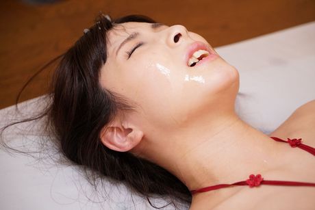 亞洲女孩 Honoka Orihara 在床上被舔陰和乾