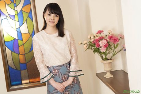 Asiatisk søde Mai Amao får sin fisse drillet og kneppet af sin stedbror