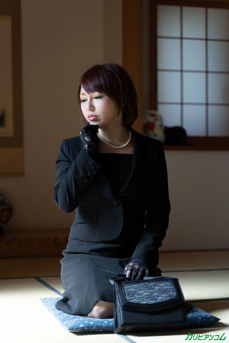 Asiatisk milf Mio Futaba får sine enorme bryster og fisse kneppet af en liderlig hingst