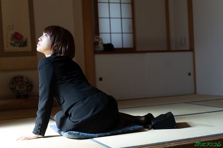 Asiatisk milf Mio Futaba får sine enorme bryster og fisse kneppet af en liderlig hingst