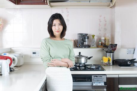 百多えみりは、男性とセックスするのが大好きな日本人人妻です。