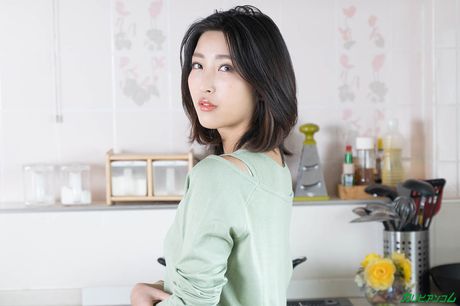 C: 百多えみりは、男性とセックスするのが大好きな日本人人妻です。