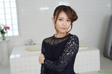 亞洲女孩 Non Suzumiya 在淋浴前洗澡前裸體