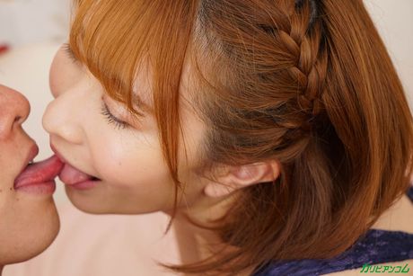 亞洲小胸妹 Miyu Morita 在床上被塞滿陰戶