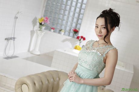 Moden asiatisk Hasumi Yoshioka får sin twat fyldt med en pik på badeværelset