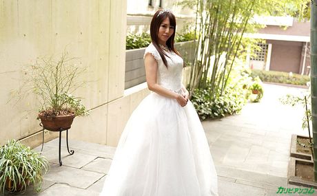 アジアの花嫁さくらみゆきは彼女の素晴らしい巨乳を披露し、ベッドで中出しされる