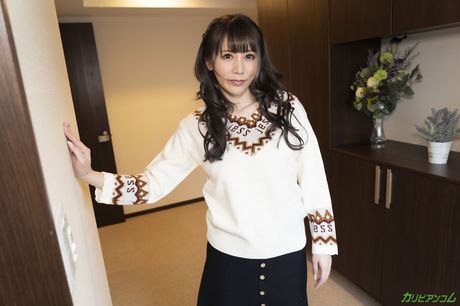 Asian Mom Maki Koizumi gets her twat stuffed with a dick in a VR scene