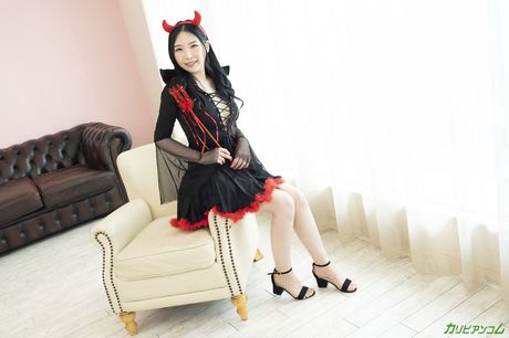 アジアンドールの宮澤さおりが大きなチンポをオマンコに詰め込まれる