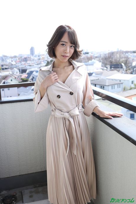 アジアの可愛い七瀬奈々は、肛門を開いて膣セックスをする前にドレスを脱ぎます