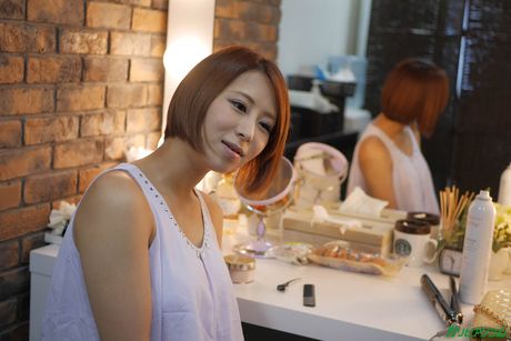 Asiatisk skønhed Mikan Kururugi præsenterer sine store bryster og bliver kneppet i en seng