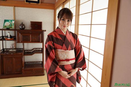 アジアの美女さくらみゆきが、興奮した男にオマンコを舐められ、犯される