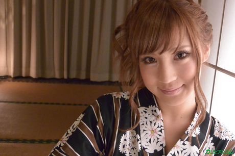 亞洲美女 Anna Anjo 在熱水浴缸中被雞巴塞滿