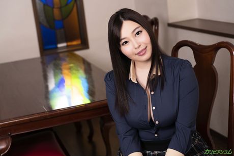 Asiatisk Cougar Momoka Ogawa får sin fisse og store meloner kneppet