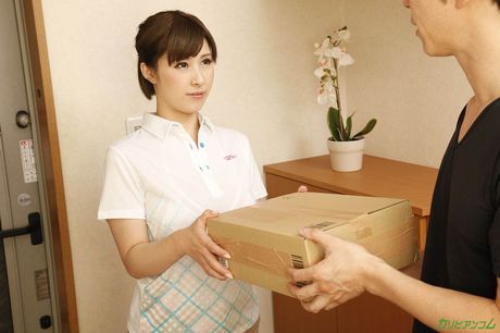 亞洲少女 Honoka Orihara 在騎著雞巴後，她的巨乳被內射