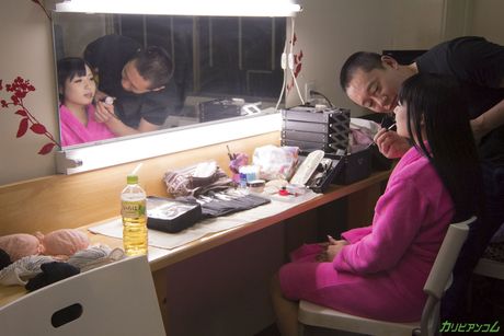 Asiatisk skønhed Kokona Sakurai får sin fisse slået på sofaen