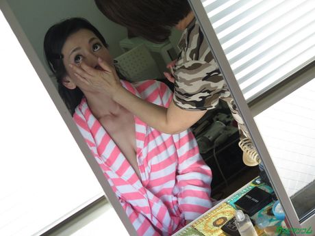 亞洲熟女北島玲的陰戶被一個淫蕩的男人舔舐和乾