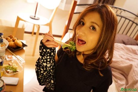 Asiatisk skønhed Ami bliver nøgen, før en fyr giver hende en creampie