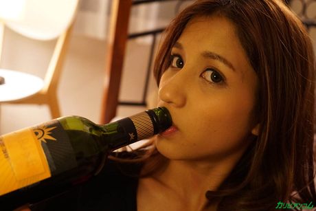 Asiatisk skønhed Ami bliver nøgen, før en fyr giver hende en creampie