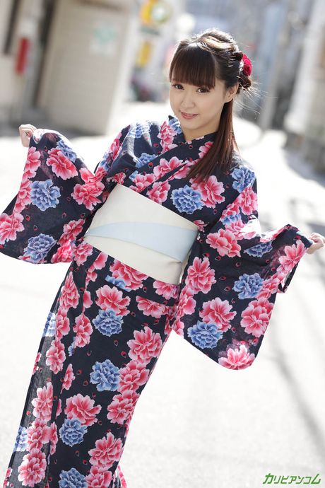 亞洲娃娃 Haru Aizawa 在沙發上被塞住