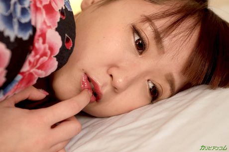 亞洲娃娃 Haru Aizawa 在沙發上被塞住