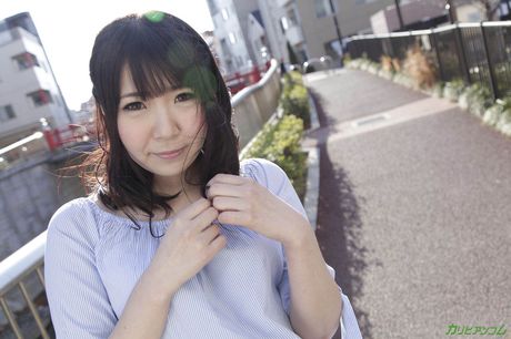 アジアの女の子、梨木萌は膣ファックの後に中出しを披露する