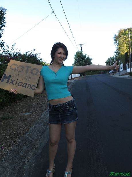 アジアの可愛い明日香クレアがソロで彼女の猫を舐められ、チンポを犯される